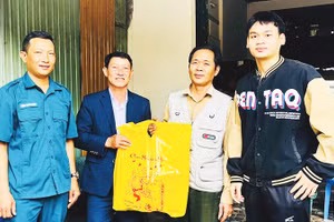 Đại diện Ban Chỉ huy Quân sự phường Liên Chiểu tặng quà động viên thanh niên sắp nhập ngũ.