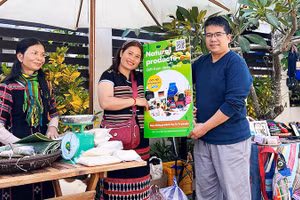 Ông Lê Quốc Việt tại phiên chợ Tân Thành (Đà Nẵng).