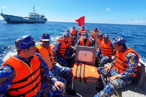 Cán bộ, chiến sĩ tàu 740 (Hải đoàn 129, Quân chủng Hải quân) được chở tới Nhà giàn DK1/20 để thực hiện bỏ phiếu sớm.