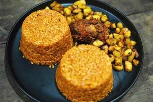 Cơm Jollof là món ăn truyền thống của Nigeria. Ảnh: PELUMI SALAKO