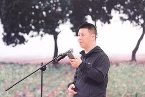 Nhà thơ, nhà báo Trương Xuân Thiên đọc thơ tại lễ trao giải "Thơ ca và nguồn cội".