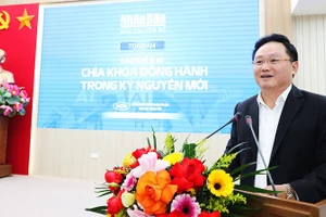 Đồng chí Phan Văn Hùng, Phó Tổng Biên tập Báo Nhân Dân phát biểu tại tọa đàm. Ảnh: K.MINH