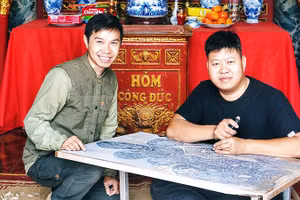 Anh Ngô Quý Đức (bên trái) kiểm tra quy trình tạo tác liễn làng Chuồn.