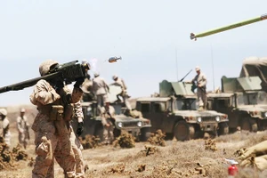 Binh sĩ NATO tập luyện với tên lửa Stinger. Ảnh: AP