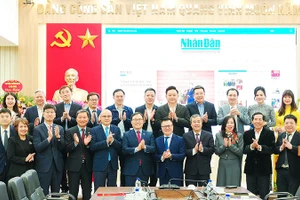 Các đại biểu chụp ảnh lưu niệm. Ảnh: NDĐT