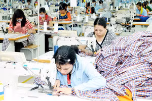 Dây chuyền may xuất khẩu của Công ty cổ phần May Đức Giang. Ảnh: NAM ANH