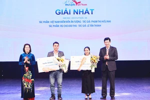 Ban Tổ chức trao Giải nhất cho tác giả Lê Tấn Thanh (thứ 2 từ trái sang) và tác giả khác.