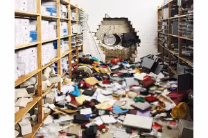 Lỗ hổng trên tường ngân hàng. Ảnh: AFP