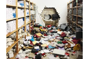 Lỗ hổng trên tường ngân hàng. Ảnh: AFP