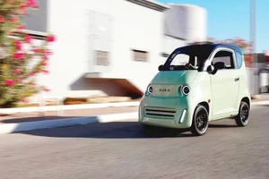 Mẫu xe Bee được trang bị tấm pin mặt trời trên nóc. Ảnh: BAKO MOTORS