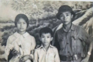 Đồng chí Nguyễn Trung Thu cùng hai em ruột Nguyễn Thị Năm và Nguyễn Mạnh Cường gặp nhau sau Ngày giải phóng miền nam (tháng 5-1975). Ảnh do nhân vật cung cấp