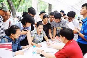 Tư vấn tuyển sinh tại Đại học Bách Khoa Hà Nội. Ảnh: BẮC SƠN