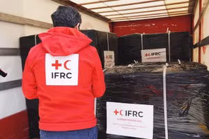 Nhân viên IFRC kiểm đếm hàng hóa viện trợ cho Iran. Ảnh: AP