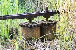 Chiếc máy ép mía chạy sức trâu của ông ngoại nằm yên sau nhiều năm không sử dụng.