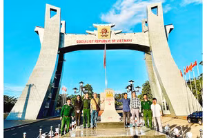 Sáng tạo văn chương cần những trải nghiệm thực tế để thấm được hơi thở đời sống. Ảnh: Các tác giả đi thực tế tại khu vực biên giới Tây Nguyên.