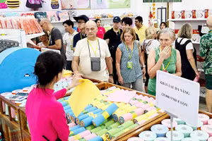 Du khách tham quan một trung tâm mua sắm. Ảnh: NAM NGUYỄN