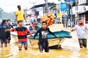 Bão Ditwah gây lũ lụt trên diện rộng tại Sri Lanka. Ảnh: NEWS NATION