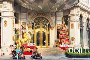 Các trung tâm mua sắm được trang hoàng đón Giáng sinh.