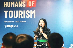 Lò Kim Tuyến dẫn chương trình trong một buổi ghi hình cho “Human of Tourism”.