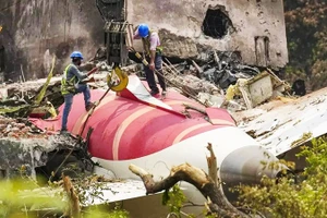 Hiện trường vụ tai nạn máy bay tại Ấn Độ.Ảnh: TIMES OF INDIA