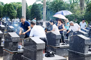 Viếng nghĩa trang Liệt sĩ. Ảnh: NAM HẢI 