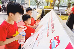 Sản phẩm truyền thông thu hút nhiều em nhỏ. Ảnh: NGUYỆT ANH