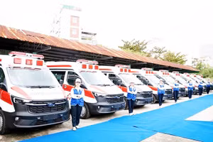 Bàn giao xe cấp cứu và trang thiết bị y tế do Tập đoàn Vingroup tài trợ cho Trung tâm Cấp cứu thành phố Đà Nẵng. 