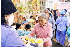 Những quán cơm thiện nguyện là điểm tựa cho người yếu thế.