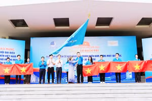 Lễ chào cờ “Tôi yêu Tổ quốc tôi” và phát động hành trình “Tôi yêu Tổ quốc tôi”