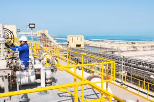 Công nhân làm việc tại một cơ sở lọc dầu tại UAE. Ảnh: PETROFAC