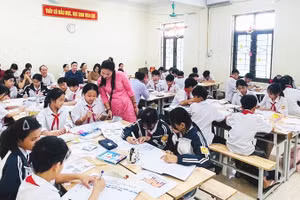 Cô và trò Trường tiểu học và THCS Phú Cường, tỉnh Hưng Yên.