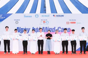 Trao học bổng “Tiếp sức đến trường” cho học sinh khó khăn trước thềm kỳ thi quan trọng.