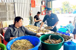 Cán bộ, chiến sĩ Đồn Biên phòng Xuân Đài cùng các thành viên Câu lạc bộ Hạnh Nguyện chuẩn bị các suất cơm trao tặng người dân khó khăn trên địa bàn.
