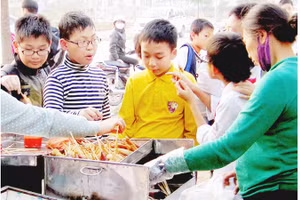 Nhiều món ăn vỉa hè tiềm ẩn nguy cơ mất an toàn vệ sinh thực phẩm. Ảnh: HẢI NAM