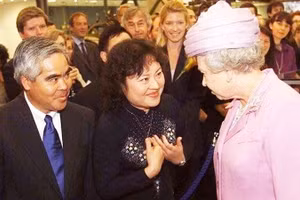 Ông Nick Út và bà Phan Thị Kim Phúc (em bé Napalm) tiếp kiến Nữ hoàng Anh Elizabeth II.