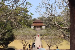 Khung cảnh lăng Vua Minh Mạng. 