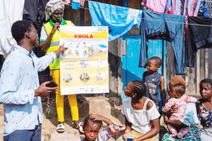 Giới chức CHDC Congo tuyên truyền phòng, chống dịch Ebola tới người dân. Ảnh: GETTYIMAGES