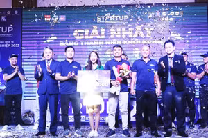 Riri Phương Trinh cùng các cộng sự nhận giải Quán quân Cuộc thi khởi nghiệp tỉnh Khánh Hòa.