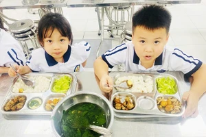 Bữa ăn bán trú của học sinh Trường tiểu học Vân Đình, xã Vân Đình, TP Hà Nội.