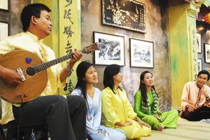 Trình diễn hát hố tại một sự kiện văn hóa. Ảnh: LÊ MINH