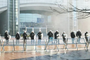 Cảnh sát đứng gác trước văn phòng EP tại Brussels. Ảnh: GETTY IMAGES