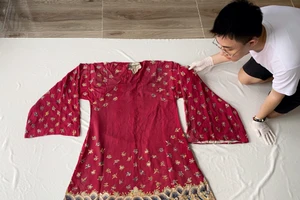 La Quốc Bảo đánh giá hiện trạng chiếc áo cưới hoàng gia triều Nguyễn vừa được sưu tầm từ Hà Lan.