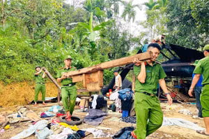 Lực lượng công an hỗ trợ đồng bào miền núi xã Trà Tập (TP Đà Nẵng) dựng lại nhà cửa để ổn định cuộc sống.