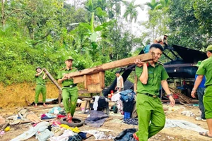 Lực lượng công an hỗ trợ đồng bào miền núi xã Trà Tập (TP Đà Nẵng) dựng lại nhà cửa để ổn định cuộc sống.