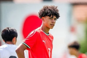 Cha con Ronaldo cùng ghi bàn