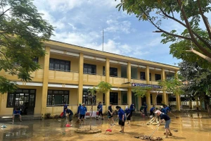 Sau lũ, lực lượng tình nguyện dọn dẹp trường học để sớm đón học sinh trở lại trường.