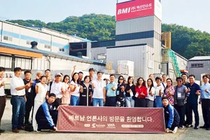 Đoàn công tác tham quan Nhà máy BMI tại Gimhae, Busan.