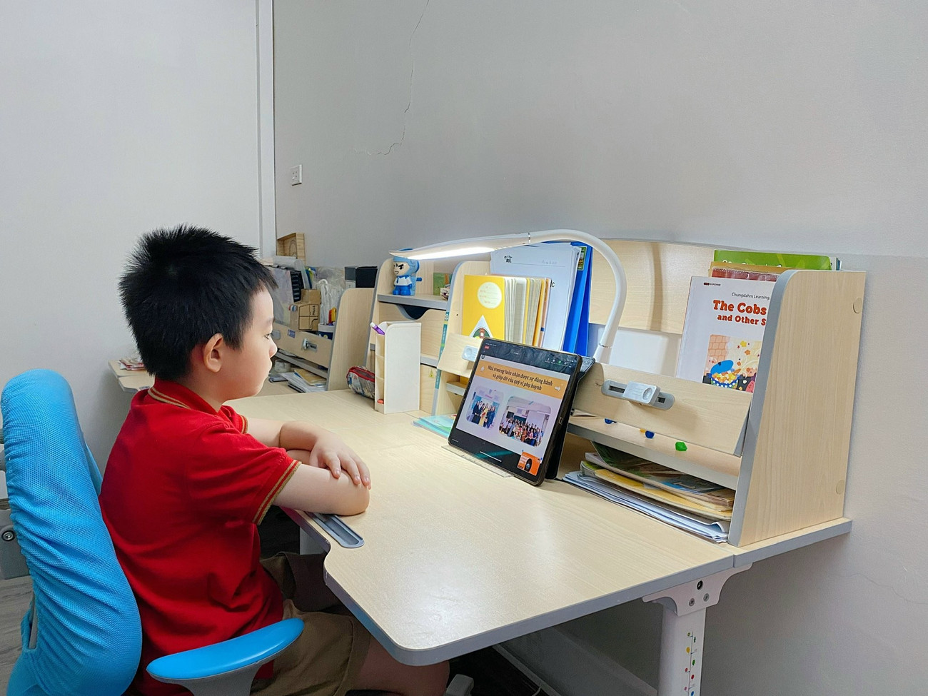 Phụ huynh cần trao đổi cởi mở để bảo vệ trẻ khi sử dụng máy tính, điện thoại.