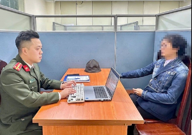 Cơ quan công an làm việc với trường hợp vi phạm.