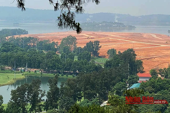 Hàng chục ha mặt hồ Đại Lải bị bức tử.